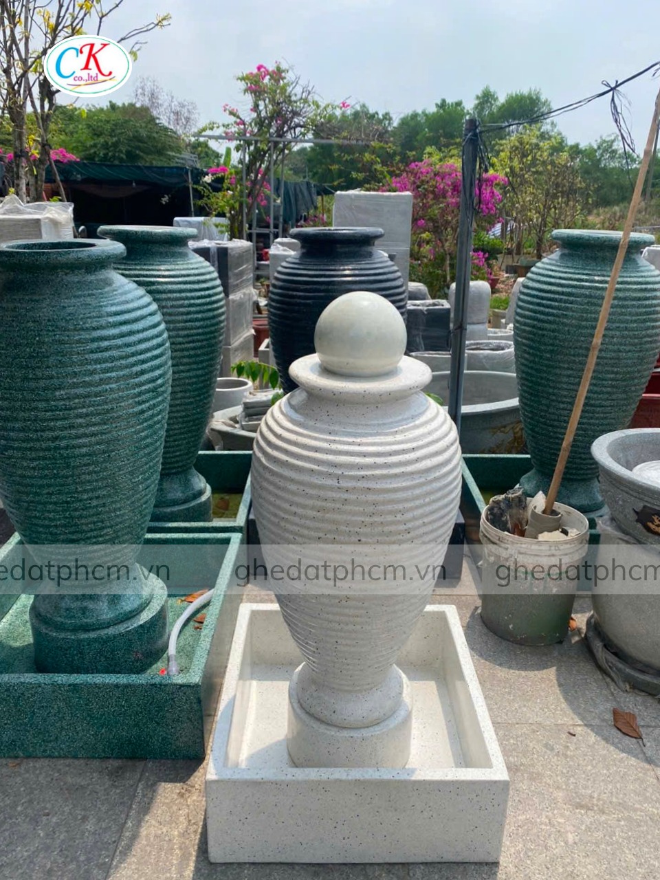 lu-nuoc-phong-thuy-trang-tri-san-vuon