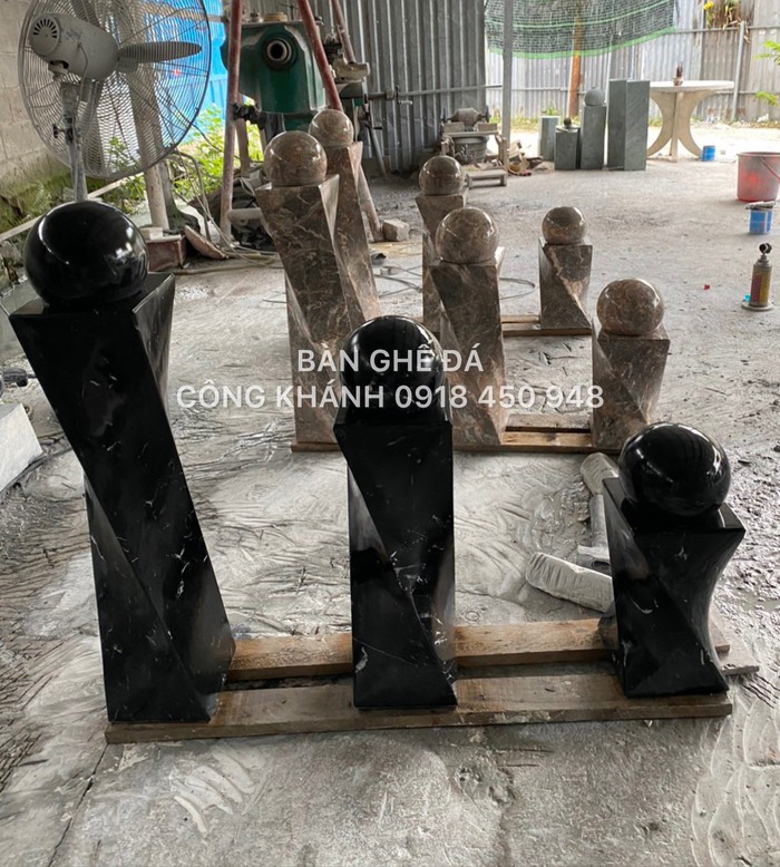 trụ đá phun nước bi xoay