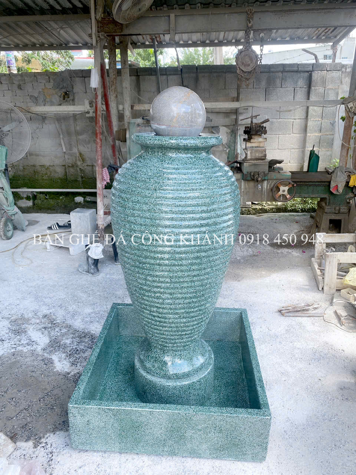 trụ đá phun nước bi xoay